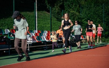 люди біжать