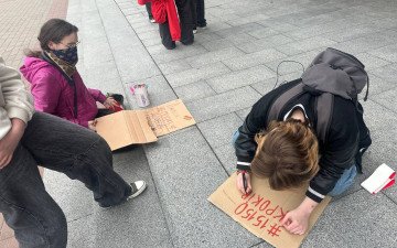 дівчата малюють плакат.