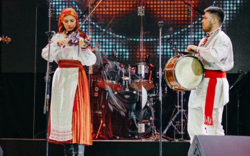 музиканти на сцені