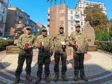 військові з нагородами.