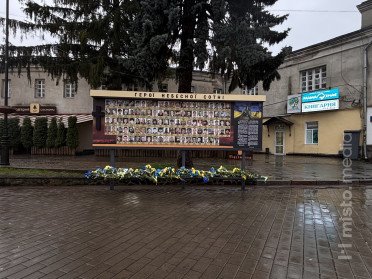 стенд зі світлинами Героїв Небесної Сотні