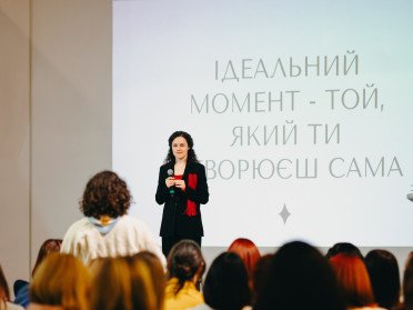 жінка на сцені