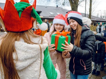 діти з подарунком