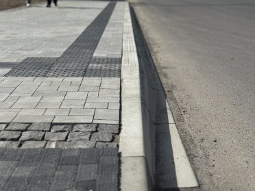 Дорога та тротуар з увігнутим бордюром.