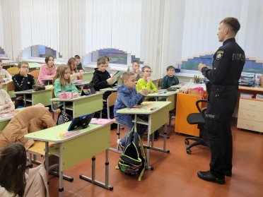 Інспектор безпеки з дітьми у класі.