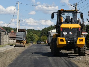 Техніка ремонтує дорогу.
