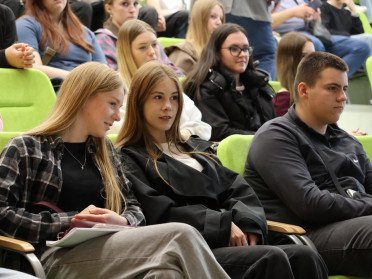 люди сидять в аудиторії
