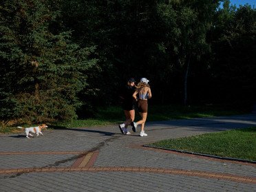 бігуни у парку