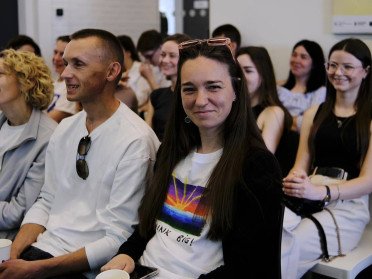 люди сидять на лекції