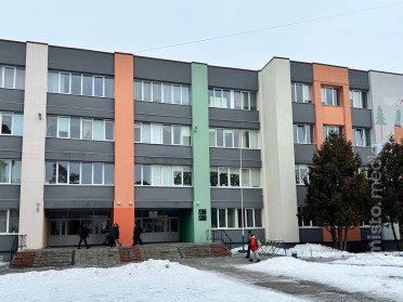 школа фасад учні