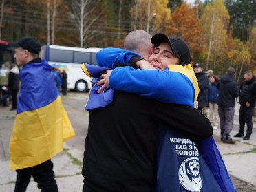 жінка обіймає звільненого з полону чоловіка
