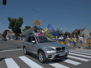 активісти з плакатами на вулиці