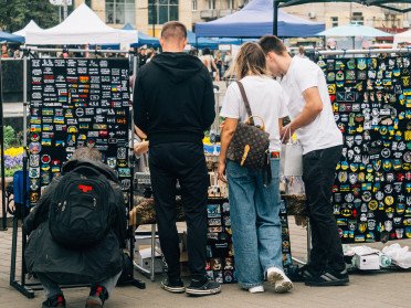 У Луцьку ветерани представлять свій бізнес на ярмарку. люди на ярмарку