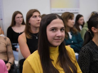дівчина сидить на лекції