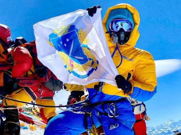 альпіністка на вершині