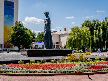 Пам'ятник Лесі Українці у центрі Луцька