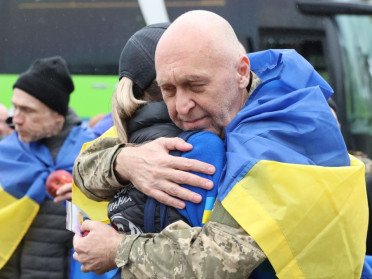 звільнені з полону військовослужбовці.