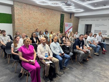 люди сидять у приміщенні