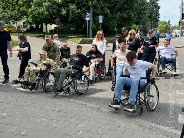 люди на кріслах колісних