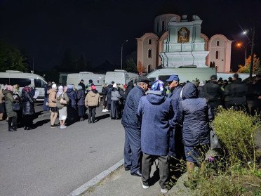 Люди і поліція біля Успенського собору