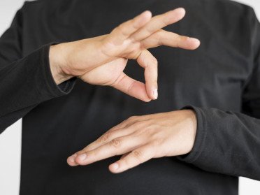 людина показує жест