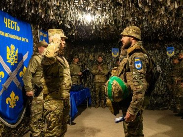 військовий отримує нагороду від Головнокомандувача ЗСУ.