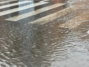 Залитий дощем пішохідний перехід.