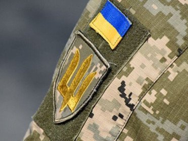 українська військова піксельна форма з шевроном і прапором України