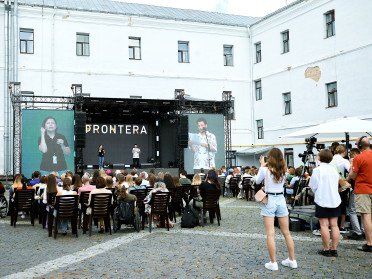 люди на фестивалі дивляться виступ на сцені