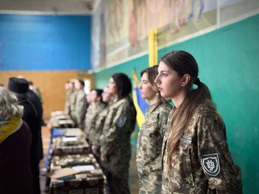 дівчата у формі