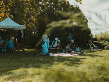 люди в парку на пікніку