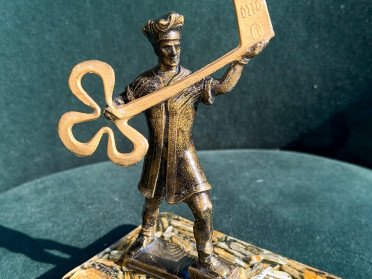 кликну фігурка статуетка