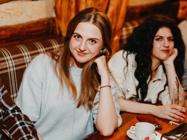 жінки сидять за столом