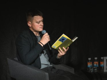 людина з книгою