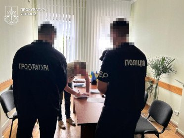 Чиновнику з Луцька повідомили про підозру за розкрадання держбюджету. працівники прокуратури в кабінеті посадовця