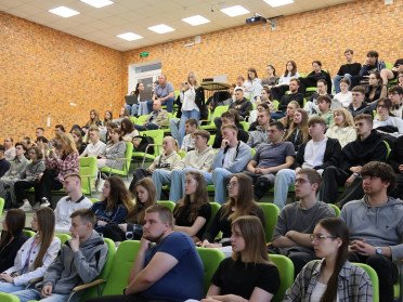молодь сидить у аудиторії
