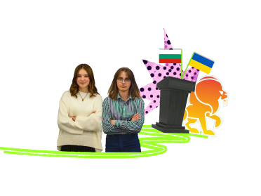 Колаж: двоє дівчат ліворуч, трибуна з прапорами Болгарії та України, рожева зірка, оранжевий лев праворуч.