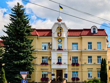 Сесія Луцькради несподівано почалася з книжок Котиса і молитви