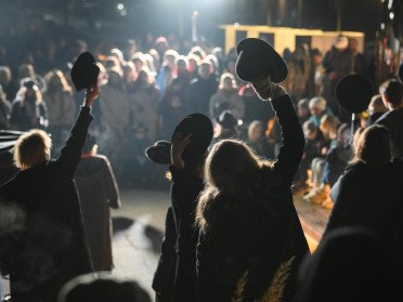 люди на сцені