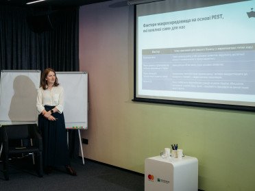 Жінка лекція лекторка презентація проектор