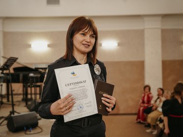 жінка-поліцейський сертифікат вивчення мови жестів