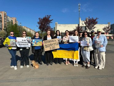 У Луцьку організували персоналізовану хвилину мовчання на честь Ірини Цибух. люди на хвилині мовчання