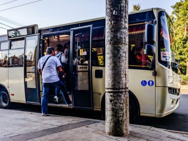 люди заходять в автобус