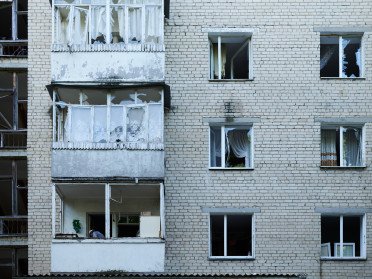 будинок із вибитими вікнами
