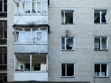 вибиті вікна у будинку