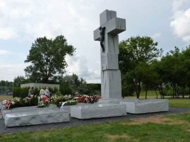 Пам’ятник жертвам Волинської трагедії у Варшаві.