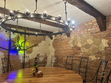 люстра стільці стіл