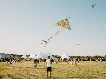 люди запускають повітряних зміїв.