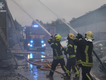 рятувальники гасять пожежу на території підприємства
