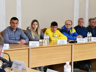 люди в залі